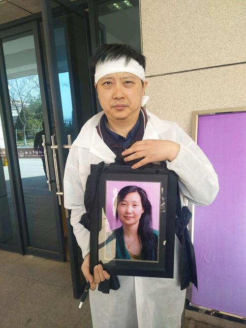 男生带妈妈遗照高考,带着妈妈遗像上清华